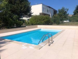 Appartements T2 avec piscine et terrasse dans residence arboree : photos des chambres