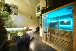 Home dentro il teatro