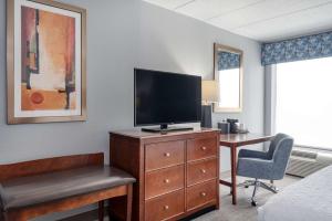 King Room with Sofa Bed and Study - Non-Smoking room in Hampton Inn Baltimore/White Marsh