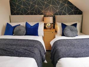 Fivehill 4 Bedrooms Apartments 6 beds 4 Showers Free Parking