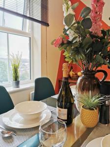 Fivehill 4 Bedrooms Apartments 6 beds 4 Showers Free Parking