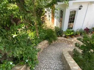 Hibiscus Home Stay & Boutique - Shādipur