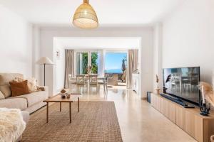 Modern bright and welcoming ocean view apartment