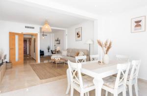 Modern bright and welcoming ocean view apartment