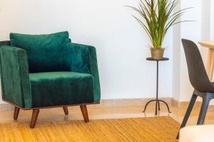 Modern bright and welcoming ocean view apartment