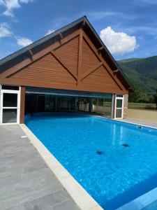 Appartements Le 102, T3 pour 5 personnes, vue montagne, classe 2 etoiles NF, parking, piscine en ete : photos des chambres