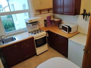 Spacious 2 bed maisonette near town, that sleeps 6