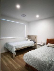 Luxury New 5 Bedroom 3 Bathroom+ Study Back Yd