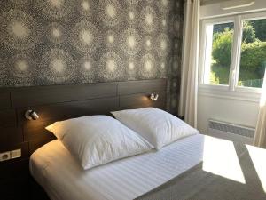 Hotels The Originals City, Hotel du Chateau, Pontivy (Inter-Hotel) : Chambre Triple Confort