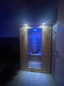 London Luxury Apartment with Private Jacuzzi Hot tub & Sauna