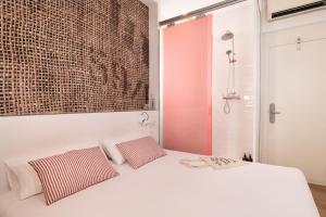 Chic & Basic Tallers Hostal