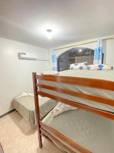 Apartamento en San Cristóbal con 2 habitaciones, 6 camas, sala, comedor, cocina, balcón privado, terraza con vista al mar, lavadora, internet satelital, cerca de bares y restaurantes - Sol y Mar, Galápagos Home