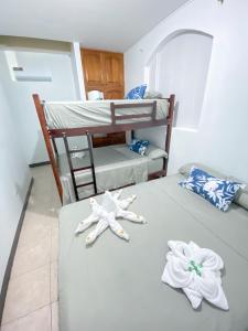 Apartamento en San Cristóbal con 2 habitaciones, 6 camas, sala, comedor, cocina, balcón privado, terraza con vista al mar, lavadora, internet satelital, cerca de bares y restaurantes - Sol y Mar, Galápagos Home