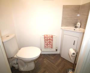 2 Bedroom House - Beautifully Decorated & Furnished - Parking - Large Garden