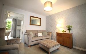 2 Bedroom House - Beautifully Decorated & Furnished - Parking - Large Garden