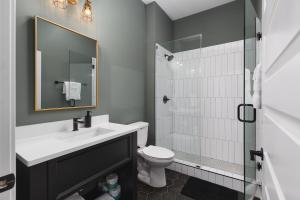 Chic and Cozy Designer Condo 3 Miles to Downtown