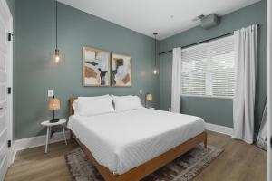 Chic and Cozy Designer Condo 3 Miles to Downtown