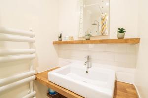 Right by Oval station 2-Bed Flat ! FREE WIFI!