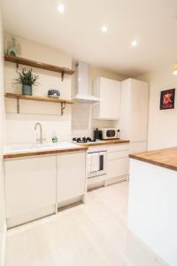 Right by Oval station 2-Bed Flat ! FREE WIFI!