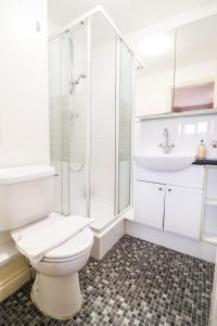 Comfortable 4-Bedroom Home with Free WiFi and Driveway