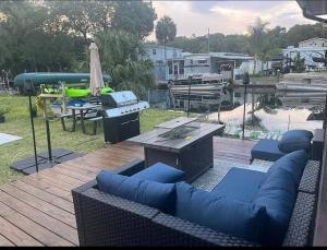 Weeki Wachee RetreatCanal homehot tubboatmotor