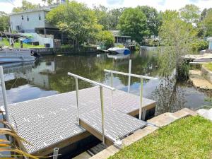 Weeki Wachee RetreatCanal homehot tubboatmotor