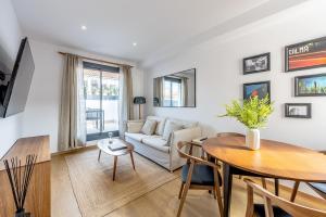 The White Flats Les Corts