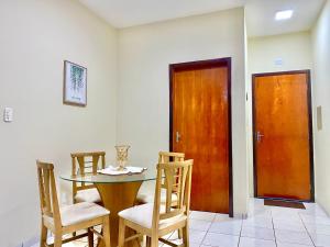 Apto espaçoso no Centro, térreo com 2 Quartos de Casal ArCond WiFi 400megas HomeOfice Cozinha e Garagem