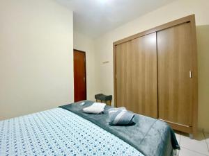 Apto espaçoso no Centro, térreo com 2 Quartos de Casal ArCond WiFi 400megas HomeOfice Cozinha e Garagem