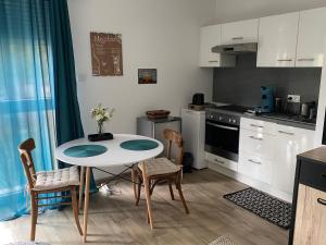 Appartements Studio Moderne Tout equipe Wifi - Parking gratuit - Proche de la Nature : photos des chambres