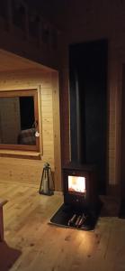 Survivalowa chata w lesie