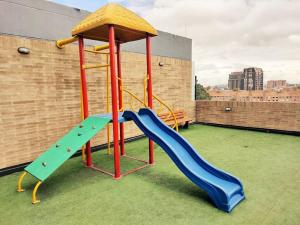 Autopista Norte, Calle 100, cerca a todo