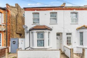 Elegant Croydon Apartment