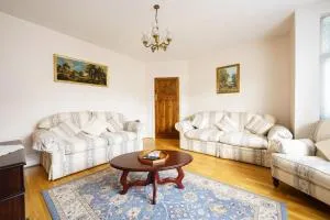 Wembley Arch View, 4-Bed House, Drive for 2 cars - Preston