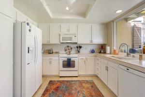 Golf Course, Pool Access Palm Desert Condo!