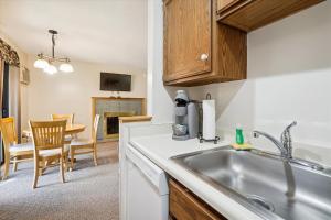 Cedarbrook Deluxe Two Bedroom Suite, With heated pool 10102