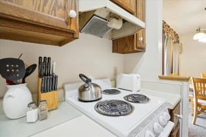 Cedarbrook Deluxe Two Bedroom Suite, With heated pool 10102