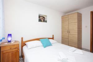 Apartments with parking space Jezera, Murter - 5133