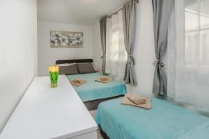 Apartments with parking spaces Vir - 21751