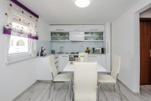 Apartments with parking space Vir - 21751
