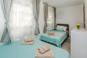 Apartments with parking space Vir - 21751