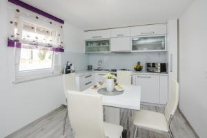 Apartments with parking space Vir - 21751