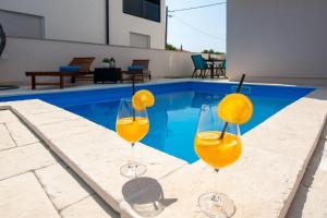 Family friendly apartments with a swimming pool Vir - 21760
