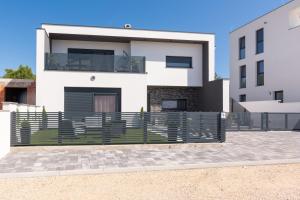 Apartments with parking space Vir - Lozice, Vir - 21759