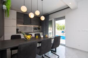 Family-friendly apartments with swimming pool Vir - 21760