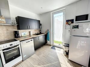 Maisons de vacances Maison renovee 3 chambres, proche mer, jardinet equipe, centre-ville - FR-1-361-464 : photos des chambres