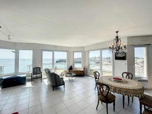 Appartements Magnifique appartement en front de mer avec parking et Wi-Fi a Granville - FR-1-361-516 : photos des chambres