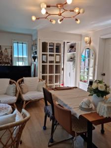 Phòng 3 người với Phòng tắm Chung (Triple Room with Shared Bathroom)