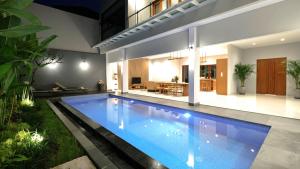 Modern spacious private pool villa in Central Canggu