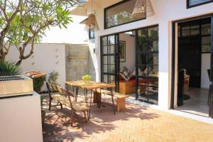 Pop art Canggu apartment, short-walk to the beach